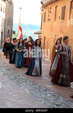 Certaldo Alto. Prozession des Festes der seligen Julia. (Nur zur redaktionellen Verwendung.) Stockfoto