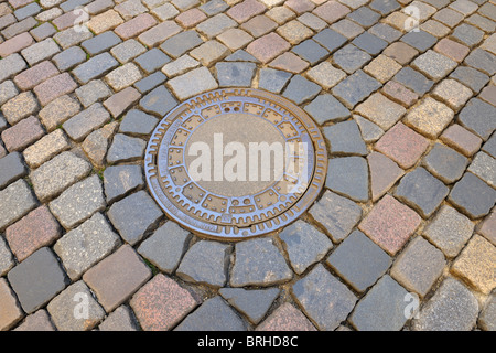 Pflasterstein mit Manhole Cover, Dresden, Sachsen, Deutschland Stockfoto