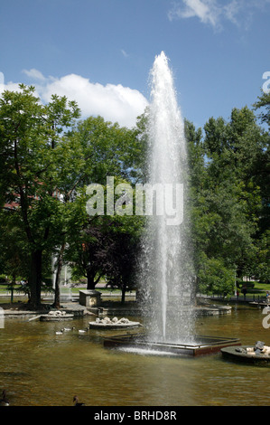 Ententeich mit Springbrunnen in den Parque Doña Casilda Iturrizar, Bilbao, Spanien Stockfoto