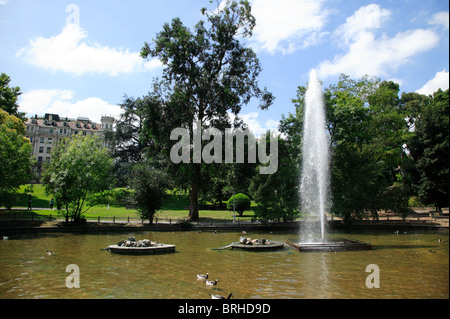 Ententeich mit Springbrunnen in den Parque Doña Casilda Iturrizar, Bilbao, Spanien Stockfoto