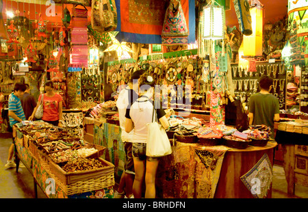 Hangzhou, Zhejiang, China. Shopper im Haushalt weichen Einrichtung Boutique Shop speichern auf Hefang Old Street im Stadtteil Wushan Stockfoto
