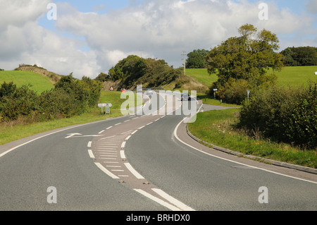 Überqueren von Straßen mit rechten Spur für das Drehen der A388 Bundesstraße Cornwall England UK Stockfoto