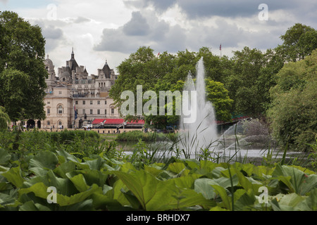 Blick über den See im St. James Park mit Blick auf Whitehall und das London Eye, UK Stockfoto