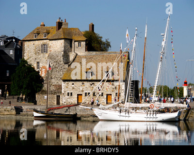 Yachten ankern neben Lieutenance an der Hafeneinfahrt zum alten Hafen in Honfleur, Frankreich Stockfoto