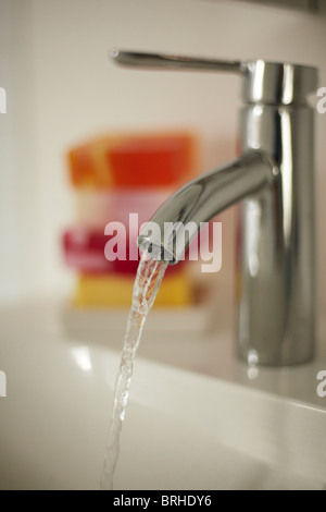 Nahaufnahme von fließendem Wasser aus Bad Wasserhahn Stockfoto