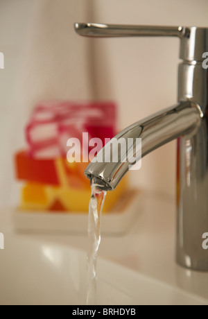 Nahaufnahme von fließendem Wasser aus Bad Wasserhahn Stockfoto