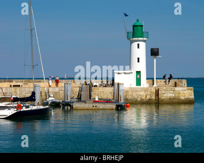 Der weiße Leuchtturm mit grüner Spitze am Eingang zum Hafen in La Flotte auf der französischen Insel Ile de Re Stockfoto