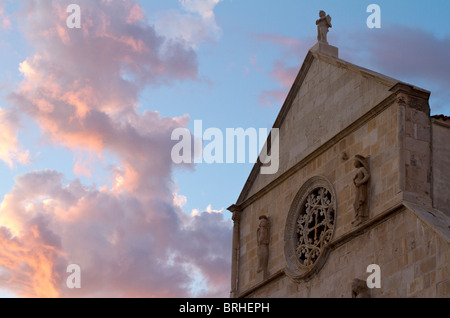 Kirche und die schönen Wolken in der Stadt Pag auf der Insel Pag Stockfoto