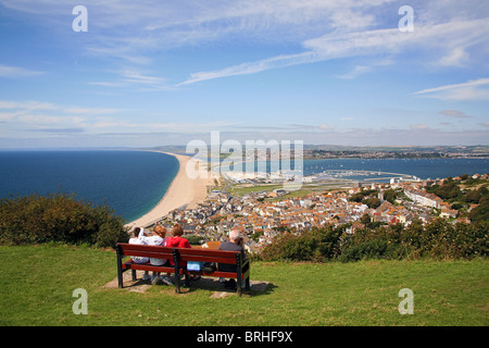 Blick nach Westen von der Isle of Portland Chesil Strand entlang und über Portland Hafen und Stadt von Wren, Dorset, England UK Stockfoto