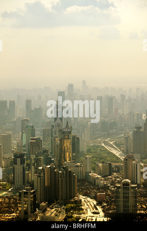 S.W über Shanghai, Zentralchina, vom Park Hyatt Hotel in Shanghai World Financial Center Tower, Pudong. Oktober 2010 Stockfoto