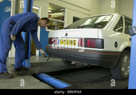 Ein Mechaniker führt ein Abgastest auf die Abgase als Bestandteil der TÜV-Prüfung UK Stockfoto