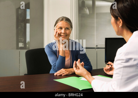Frau im Gespräch mit Arzt Stockfoto