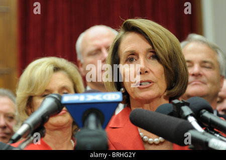 House Speaker Nancy Pelosi auf einer Pressekonferenz nach der James Zadroga 9/11 Health and Compensation Act das Haus übergeben. Stockfoto