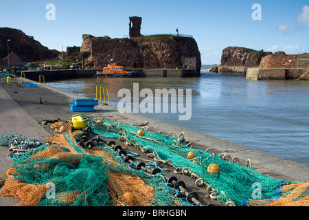 Dunbar Harbour und Dunbar Castle Stockfoto