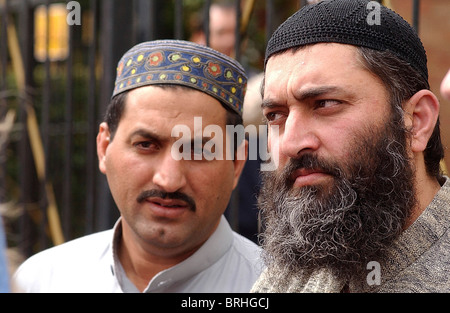 Muslime vor der Jamia Hanfia Moschee in Derby, 05.02.2003 Stockfoto