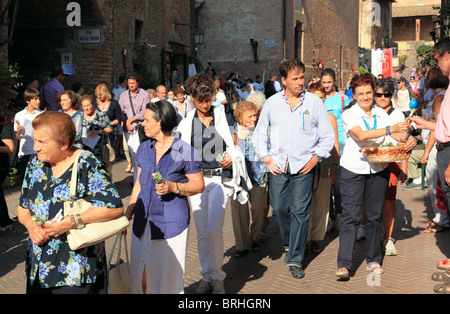 Certaldo Alto. Prozession des Festes der seligen Julia. (Nur zur redaktionellen Verwendung.) Stockfoto