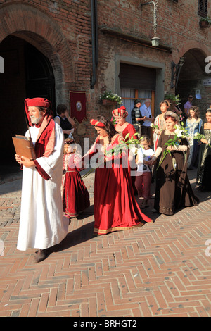 Certaldo Alto. Prozession des Festes der seligen Julia. (Nur zur redaktionellen Verwendung.) Stockfoto