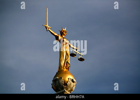 Statue der Gerechtigkeit auf die Old Bailey (Central Criminal Court), City of London, UK Stockfoto