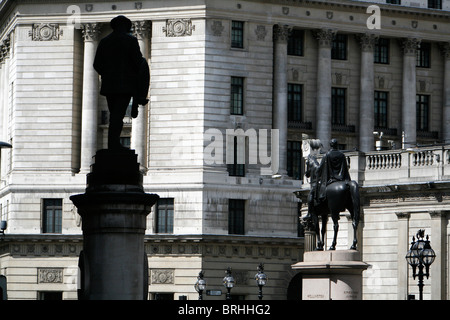 Statuen von James Greathead und Duke of Wellington an der Kreuzung der Bank, City of London, UK Stockfoto