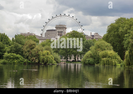 Blick über den See im St. James Park mit Blick auf Whitehall und das London Eye, UK Stockfoto