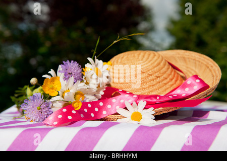 Wilde blumeblumenstrauß in der Still-Leben im Garten Stockfoto