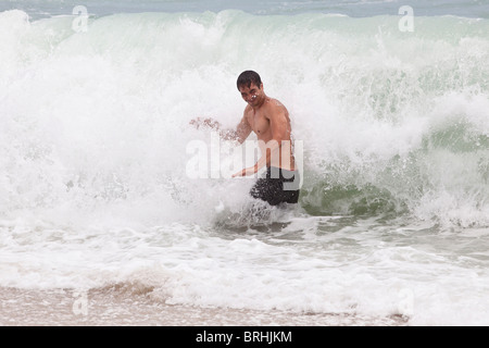 Gebräunte junger Mann am Strand Thailand Stockfoto