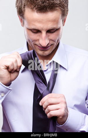 Geschäftsmann Krawatte anziehen Stockfoto