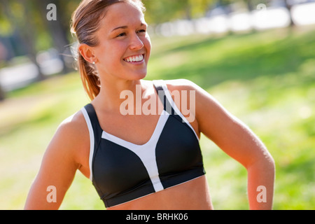 Frau in einem Park im Herbst, Seattle, Washington, USA Stockfoto