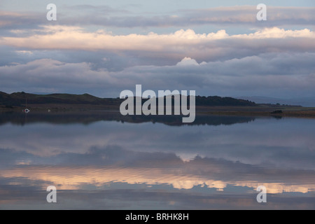 Reflexion in einem Loch in der Abenddämmerung auf der Isle of Mull, Inneren Hebriden, Schottland Stockfoto