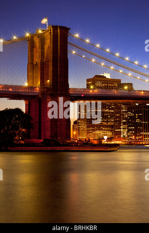 Sonnenuntergang an der Brooklyn-Brücke - überspannt den East River zwischen Brooklyn und Manhattan, New York City USA Stockfoto