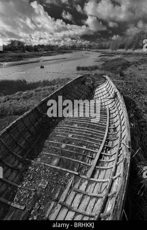 Ein altes Ruderboot am Fremington Quay auf dem Tarka Trail Radweg, Barnstaple, Devon, UK Stockfoto