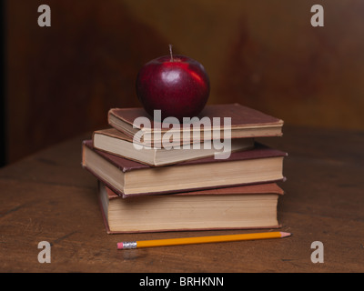 Stapeln von alten Bücher mit Apfel und Bleistift Stockfoto
