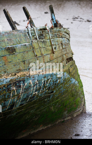 Der Rumpf von einem alten Boot am Fremington Quay auf dem Tarka Trail Radweg, Barnstaple, Devon, UK Stockfoto