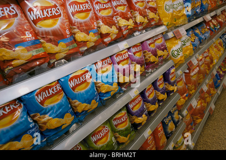 Chips zum Verkauf auf einem Supermarkt-Regal-uk Stockfoto