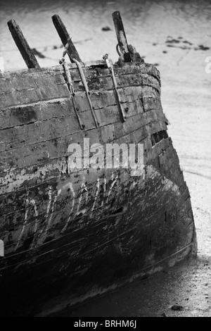 Der Rumpf von einem alten Boot am Fremington Quay auf dem Tarka Trail Radweg, Barnstaple, Devon, UK Stockfoto