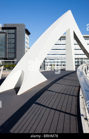 die Wellenlinie Brücke über den Fluss Clyde aus Tradeston, Broomielaw, Glasgow, Schottland Stockfoto