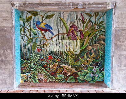 Mosaik Fliesen Kunst entlang unter der Brücke in The Woodlands, Texas, USA Stockfoto