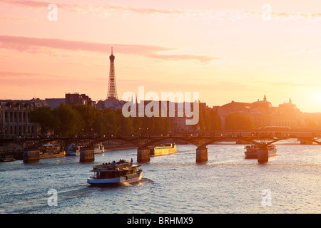 Europa, Frankreich, Paris, Touristenboot am Seineufer bei Sonnenuntergang Stockfoto