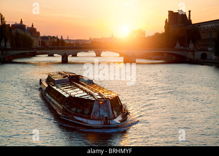 Europa, Frankreich, Paris, Touristenboot am Seineufer bei Sonnenuntergang Stockfoto