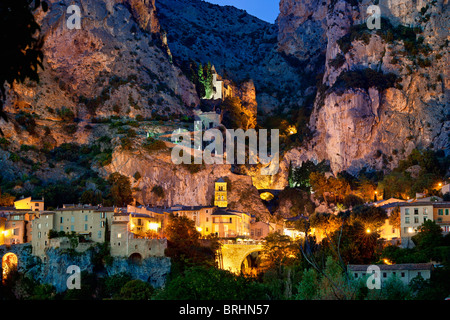 Alpes-de-Haute-Provence, Dorf Moustiers Sainte-Marie Stockfoto