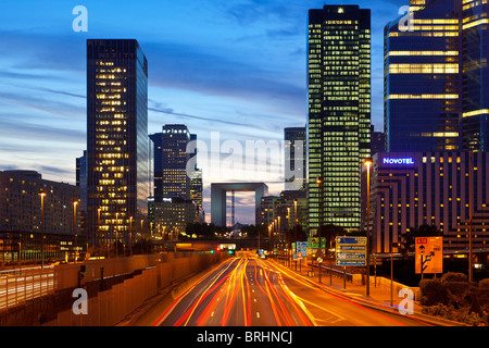 Financial District, La Defense in der Nacht Stockfoto