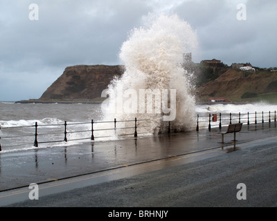 Gefahr durch schwere See in Scarborough, North Yorkshire, UK Stockfoto