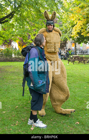 Festival Straßenkünstler tragen Känguru Kostüm, tun, Bristol, Bristol, UK Stockfoto