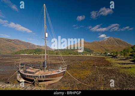 Hoch und trocken, Yacht bei Ebbe am Loch Leven, Ballachulish, Glencoe, Inverness-Shire. Schottland.  SCO 6802 Stockfoto