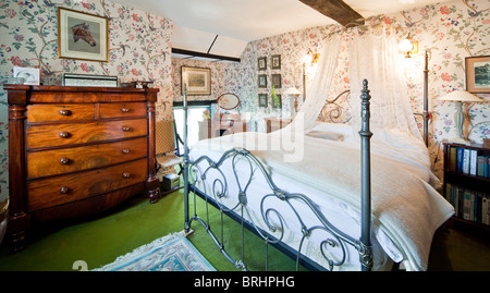 Das Master-Schlafzimmer in einem alten englischen Landhaus, das Bett gemacht "Und So zu Bett" Stockfoto