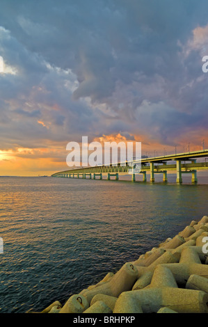 Ein Blick auf den Sonnenuntergang von der Sky Gate Bridge zum Kansai Airport (KIX) in Rinkutown, Osaka, Japan Stockfoto