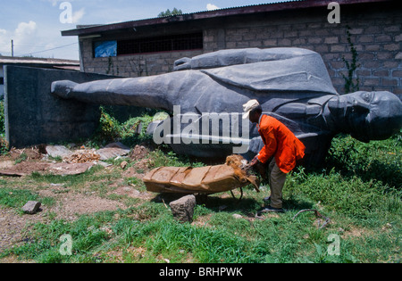 Eine Statue von Lenin übrig geblieben aus den Jahren Mengistu liegt schlafend in der Arbeit Hof in Addis Abeba. Äthiopien Stockfoto