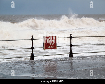 Gefahr durch schwere See Zeichen in Scarborough, North Yorkshire, UK Stockfoto