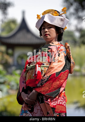 Japanerin, die Modellierung der neuesten Mode Kimono Stockfoto