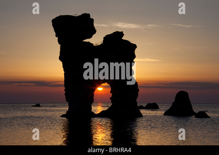 Erodierte Seastacks in Gamla Hamnøya bei Sonnenuntergang in Fårö, Schweden Stockfoto